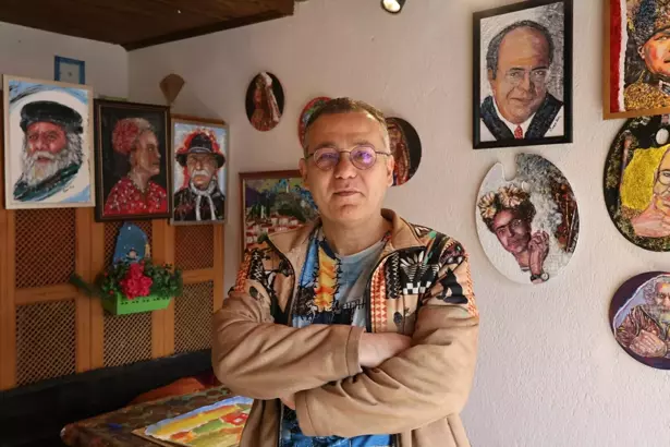 Hürriyet – Tarihi semtte çay posasından portakal filesine, her şeyi esere dönüştürüyor